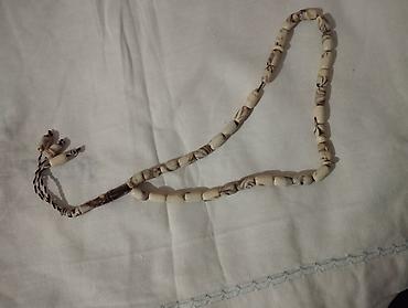 Təsbehlər: Məhsul: Təsbeh dəsti (4 ədəd) Təsvir: - Ağ təsbeh: Oval-silindrik — 4