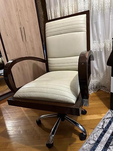 Ofis mebeli: Az işlenmiş temiz deri.Ofis kreslosu – taxta konstruksiya və krem — 2