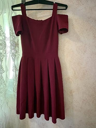 Bordo rəngli qadın paltarı - Model: çiyinləri açıq “off-shoulder”