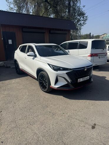 Changan: Кроссовер Changan Uni-T, белый, кузов с яркими спортивными акцентами