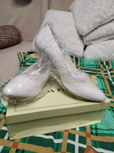 свадебные туфли 35 го размера: Туфли Louisa Peeress, 39, цвет - Белый