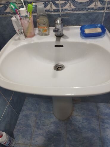 Вешалки: Ağ rəngdə, keramikadan hazırlanmış ayaqlı lavabo. Lavabonun dərin