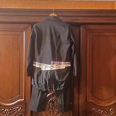 Pencəklər: Qara rəngli qadın dəsti – uzun pencək və ətək kombini - Stil: Müasir