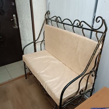 Диваны: Продаю кованый диван в хорошем состоянии