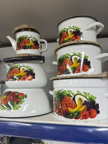 Кастрюли: Набор эмалированных кастрюль и другой посуды, украшенной — 2