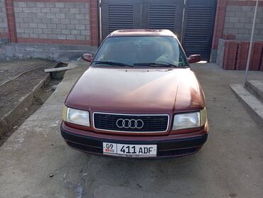 ретро автомобили: Автомобиль Audi седан бордового цвета, оснащенный люком на крыше