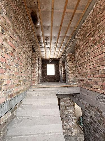 Продажа полдома: Продается просторный кирпичный дом Площадью 200 кв Находится в — 7