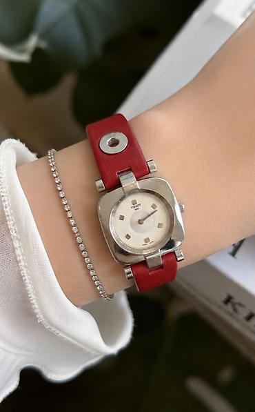 capa: Tissot Lovely Square – Qırmızı kəmərli zərif qadın saatı - Model — 5