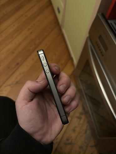 Apple iPhone: IPhone 4S, Qara — 5