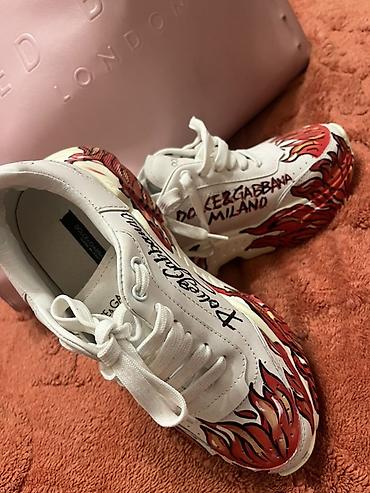 dolce milk: Dolce & Gabbana kişi/qadın krossovkaları – alov motivli dizayn - — 2