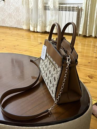sumqayıtda canta: GUESS qadın çantası - Model: Top-handle çanta, çıxarıla bilən uzun — 4