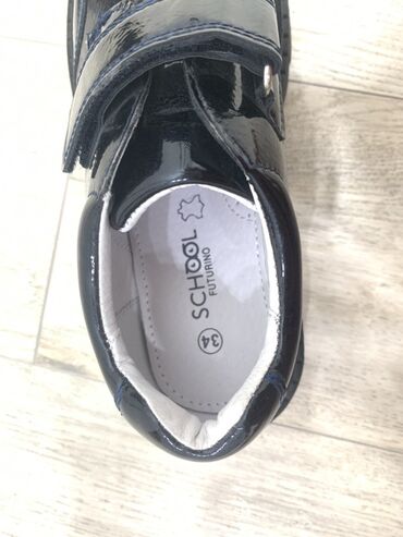 Детская обувь: Черные лакированные туфли для детей от 9 лет с массивной рифленой — 9