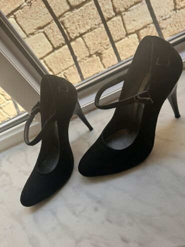 qaçış ayaqqabısı: Qadın ayaqqabısı – Ornella markası - Rəng: qara - Model: incə burunlu