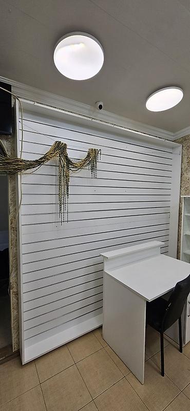 Digər biznes avadanlığı: Mağaza vitrin mebeli və avadanlıqları - Material: ağ rəngli MDF — 11