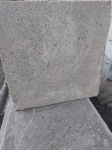taxt ortukleri: Təbii daş plitələr - Material: kəsmaşınlı təbii daş (qaya/əzilmiş