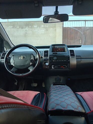 Toyota: Toyota Prius hibrid, qırmızı rəng, liftback kuzov. Texniki və — 4