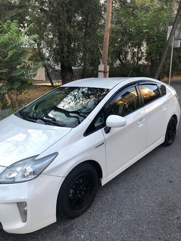 маленькая машина: Toyota Prius: 2015 г., 1.8 л, Вариатор, Гибрид, Хэтчбэк
