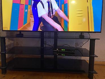 tecili generator satıram: Şüşə TV stendi - 3 mərtəbəli konstruksiya: yuxarıda TV üçün geniş — 1