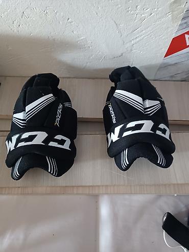 Коньки: Здравствуйте! Продаю хоккейные коньки на ребёнка 4 года, также имеется — 9