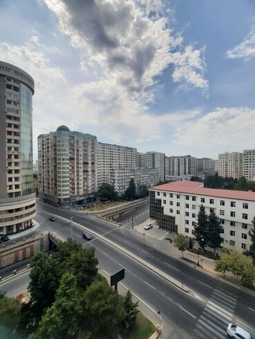 Посуточная аренда квартир: Geniş və rahat mənzil. Mənzildə qırmızı rəngdə parket döşəmə, divarlar
