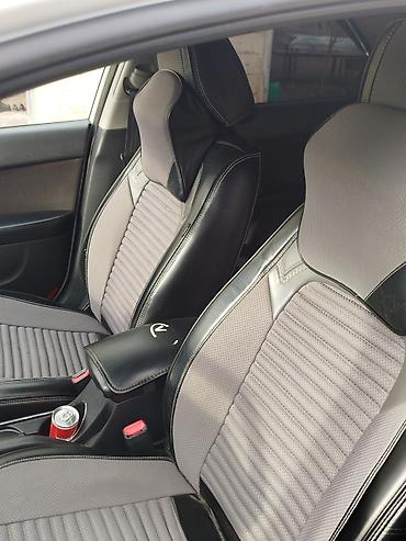 Kia: Kia Cerato hatchback – ağ rəngli, 5 qapılı. Xüsusiyyətlər: - Kuzov — 6