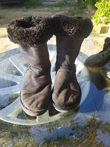 UGG Australia tərəfindən hazırlanmış bu qış çəkmələri soyuq hava üçün