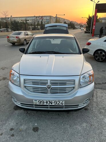 Dodge: Dodge Caliber – gümüş rəngli, 5 qapılı hatchback. Əsas xüsusiyyətlər — 3