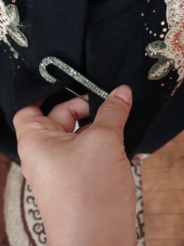 Kardiqanlar, jaketlər: Naxışlı qadın kardiganı. Qara rəngdədir və üzərində güllü naxışlar — 12