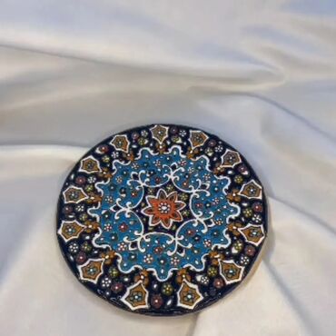 Digər ev dekoru: Zərif naxışlı və parlaq rəngli mina qapaqlı qab. Bu qab mürəkkəb — 15