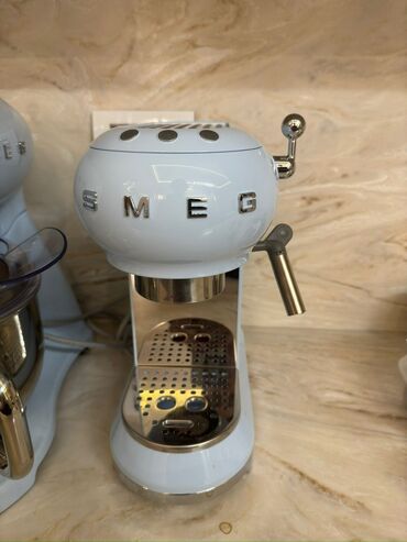 Elektrik çaydanları: Qəhvə maşını Smeg, Kapuçinator ilə