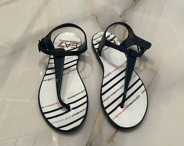 Basanoşka və səndəllər: Emporio Armani, Ölçü: 37, rəng - Qara, İşlənmiş