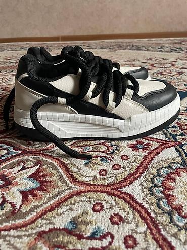 Кроссовки и спортивная обувь: Кроссовки, 2 пары. - Пара 1: бежевые кроссовки на толстой белой — 5