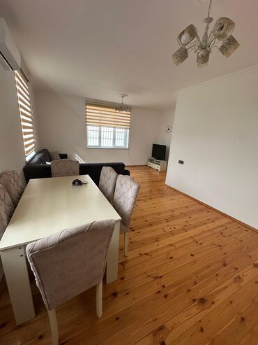 Kirayə mənzillər: Seeabrezin məktəbinin yanında 5--sotun içinde 3 otaqlı,bağ evi her