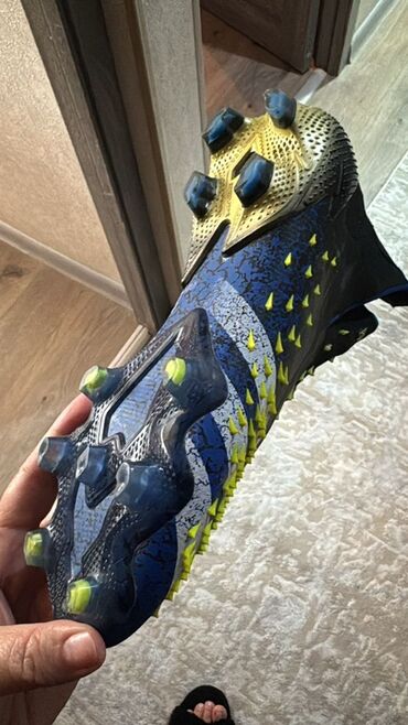 бутсы мбаппе: Футбольные бутсы Adidas Predator с шипами, предназначенные для игры на