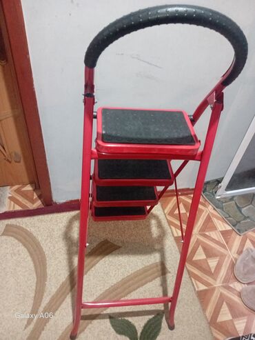 Nərdivanlar: Qırmızı rəngdə qatlanan 4 pilləli ev nərdivanı.Sifariş götürülür — 3