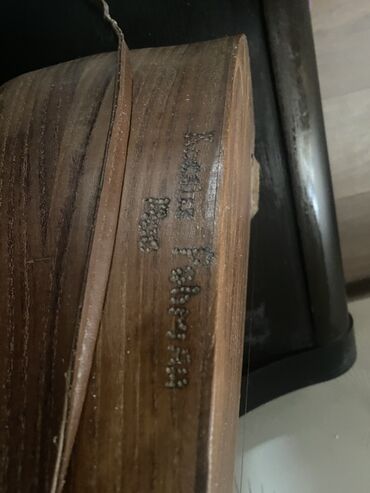 Pianolar: Taxta gövdəyə malik, simləri olan musiqi aləti. Tünd qəhvəyi rəngli