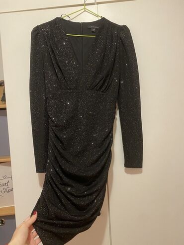 Haljine: Crna sjajna haljina s dugim rukavima i naborima(veličina 38/M) - — 3