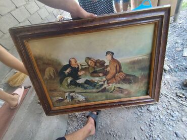 картина бишкек: Картина в деревянной раме, изображающая трех мужчин на природе. Двое