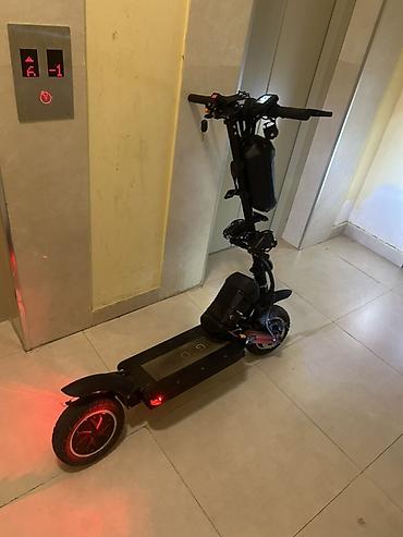 электросамокат бу: Elektrikli skuter. Şəkillərdə qara rəngli, iri təkərli elektrikli — 2