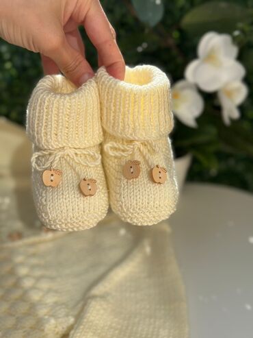 детские вещи из кореи: Əl toxuması körpə yun çəkmələri - Rəng: krem/ivori - Material