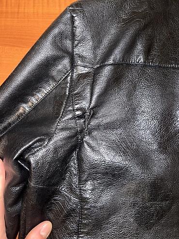 Kişi geyimləri: Qara kişi gödəkçəsi – süni dəridən - Klassik düz kəsim, çevik yaxalıq — 4