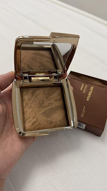 Hourglass Ambient Lighting Bronzer — люминайзер-бронзер в компактном at lalafo.kg Hourglass Ambient Lighting Bronzer — люминайзер-бронзер в компактном