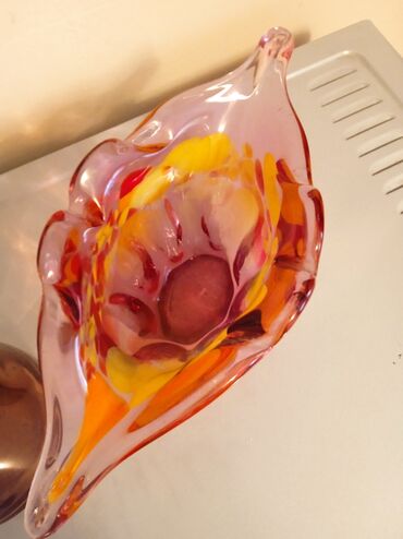 Антикварные вазы: Ваза -конфетница из цветного стекла выдувное изделие.Тяжелая
