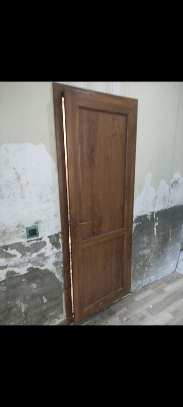 Döşəmə: Hamam üçün İşlənmiş Plastik qapı 80x200 sm Plintus ilə, Ünvandan götürmə