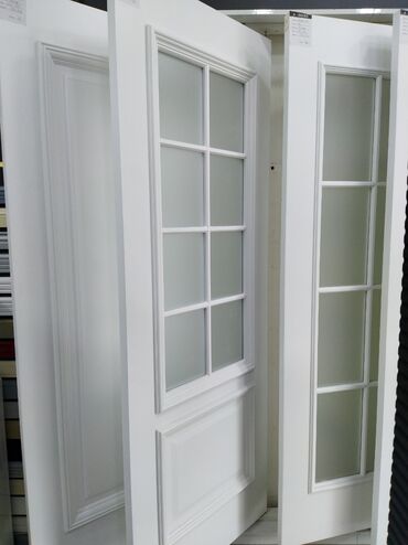 ağ kərpic: Ağ rəngli daxili qapı, yuxarı hissəsində altı şüşə panelli və aşağı