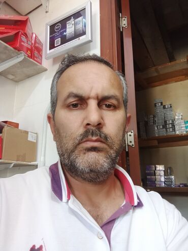 Рубашки: Ağ rəngli, qısaqol kişi polo köynəyi. Bu köynək ağ əsas rəngə malikdir