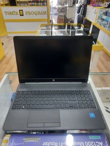 hp laptop 15 da0287ur: Intel Celeron, 8 GB, 15.6 "