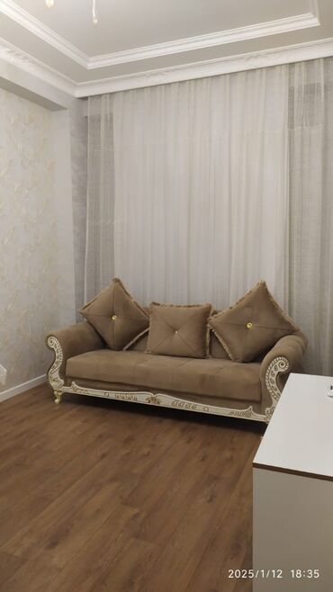 Uzunmüddətli kirayə mənzillər: Mənzil 2-otaqli studiya mənzildir, tam təmirli və tam əşyalidir. Evdə — 8