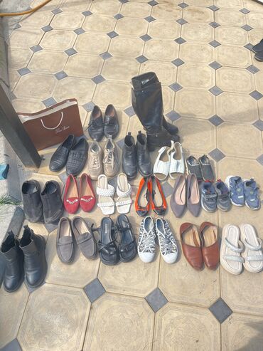 Босоножки, сандалии, шлепанцы: Продаю обувь! Есть среди них и кожаные,и 1-2раза поношенные! По очень