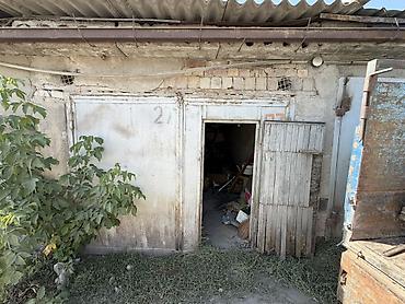 гараж: Продаю! Гараж с кладовыми полками и металлическими стеллажами и со — 1